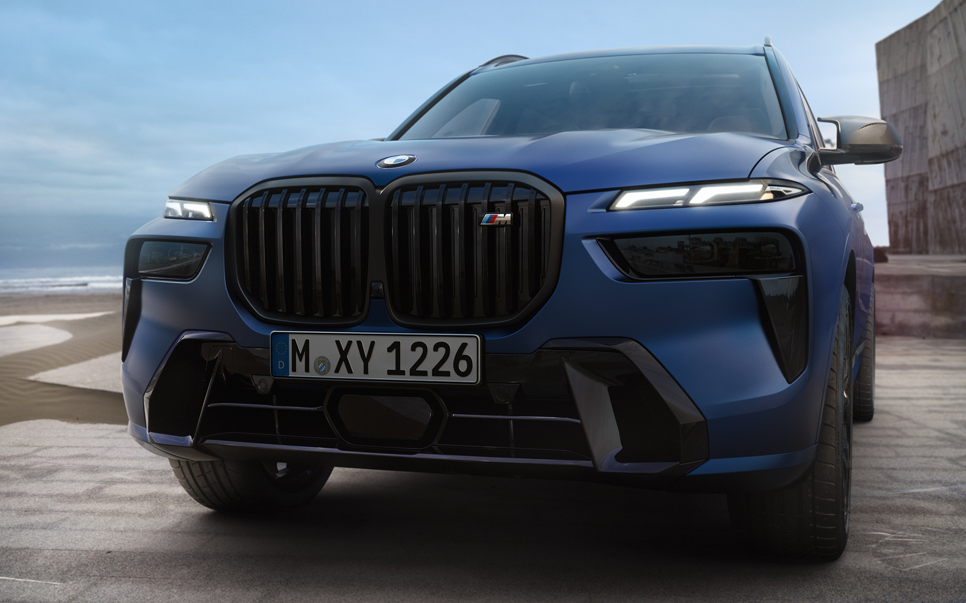 Priekšdaļa, BMW X7 M60i xDrive, G07, LCI, Frozen Marina Bay Blue krāsa, stāvošs automobilis, tuvplāns