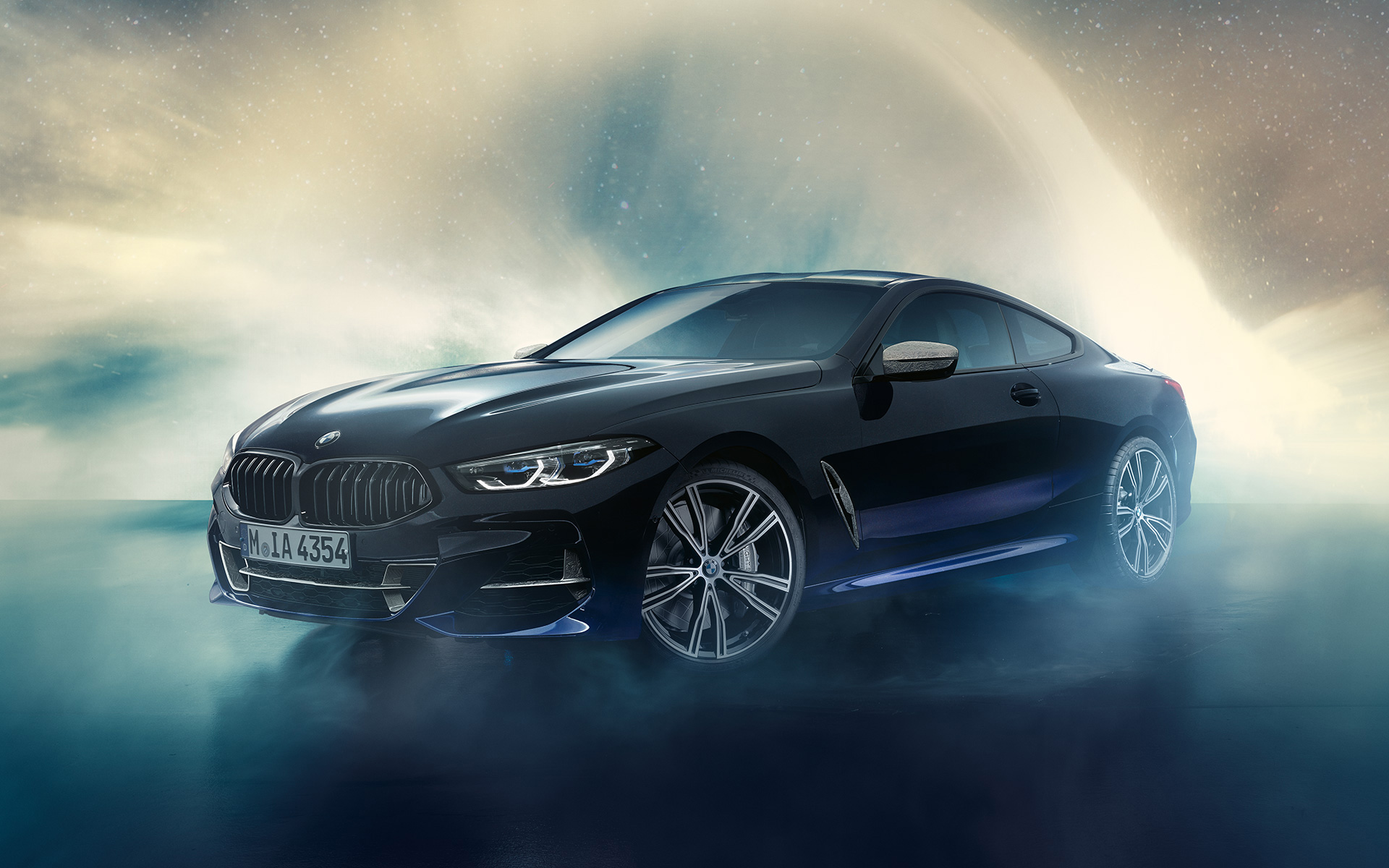 BMW Individual M850i NIGHT SKY, G15, 2019, trīs ceturtdaļu priekšpuses skats uz meteoru lietus fona